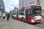 Autobus w barwach czerwonym i białym linii 91.
