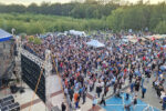 Tłum zgromadzony przed sceną Siemianowickiego Centrum Kultury Park Tradycji.