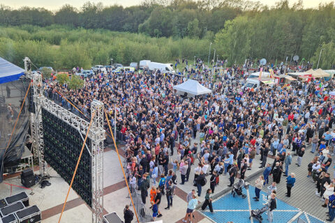 Tłum zgromadzony przed sceną Siemianowickiego Centrum Kultury Park Tradycji.