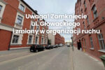 ulica Głowackiego. Po obu stronach familoki z czerwonej cegły.
