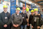Uczniowie podczas zwiedzania zakładu produkcyjnego Adient Seating Poland.