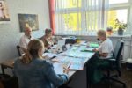 Spotkanie zarządu Siemianowickiego Uniwersytetu Trzeciego Wieku w nowym biurze.