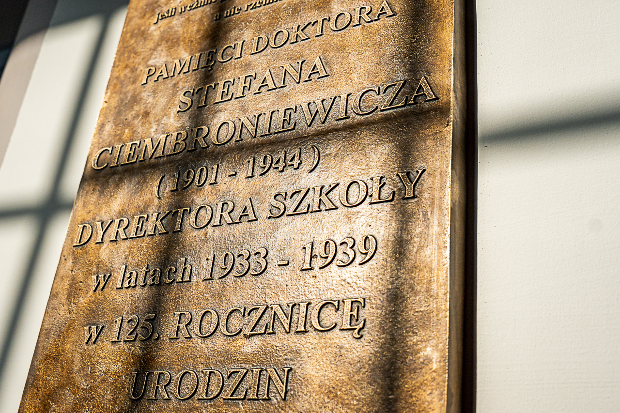 Pamięć, która łączy pokolenia. Odsłonięcie tablicy dr. Stefana Ciembroniewicza w Śniadeku