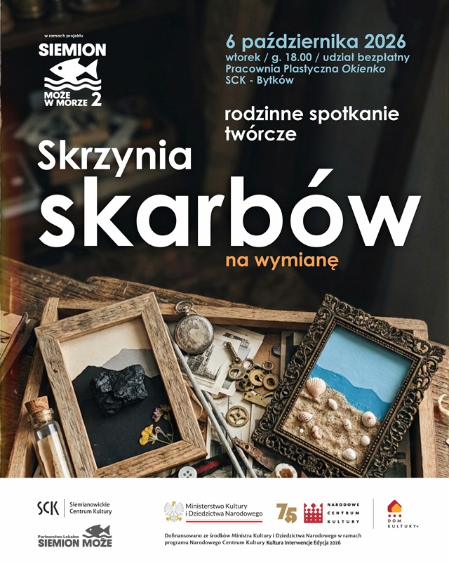 Grafika wydarzenia „Skrzynia skarbów na wymianę”. Na drewnianym stole skrzynia z pamiątkami, m.in. starym zegarkiem, kluczami, muszlami i fotografiami. Rodzinne spotkanie twórcze odbędzie się 6 października o godz. 18.00 w Pracowni Plastycznej Okienko w SCK Bytków.
