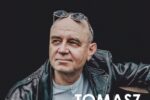 Plakat koncertu Tomasza Żółtko z fotografią artysty w skórzanej kurtce. Koncert odbędzie się 2 października o godz. 18.00 na Małej Scenie SCK Park Tradycji. Wstęp wolny.